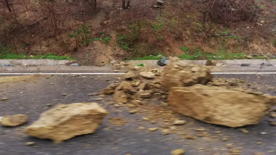 Kaya parçaları yola düştü....