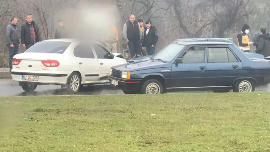 İki araç çarpıştı...Şans eseri yaralanan olmadı