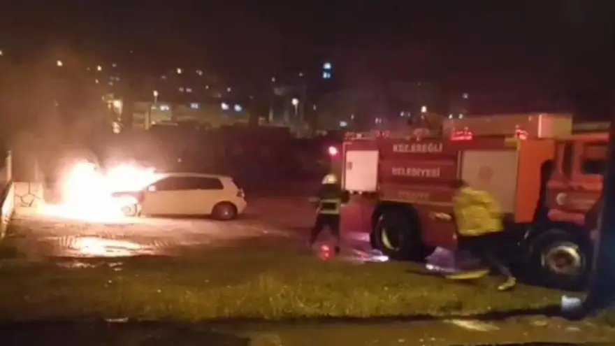 Alev alan otomobil kısa sürede söndürüldü