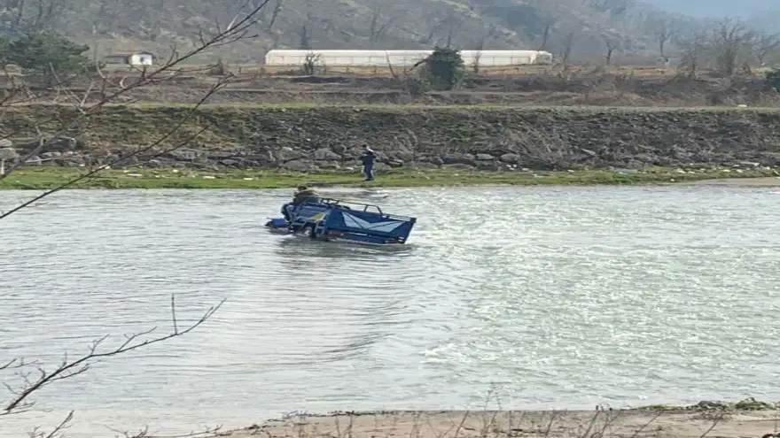 Gecmeye çalıştıkları çayda mahsur kaldılar