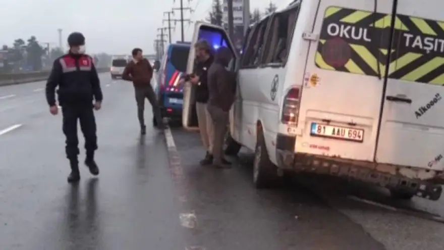 Düzce'de işçi servisiyle tır çarpıştı: 11 yaralı