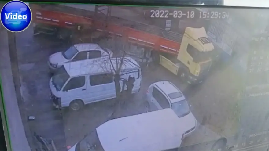 Kopan teller park halindeki araçlara zarar verdi...