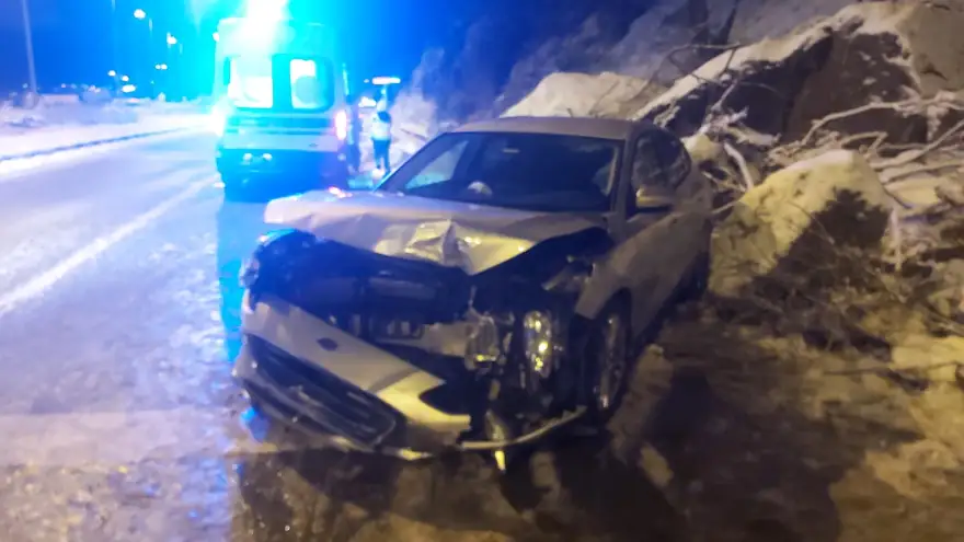 Kayalara çarptı araç hurdaya döndü
