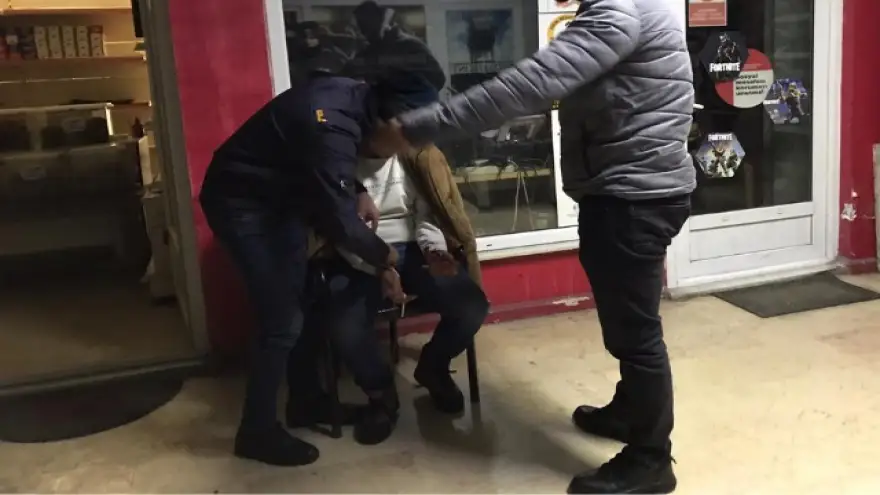 Alkolün etkisi ile bileklerini kesti