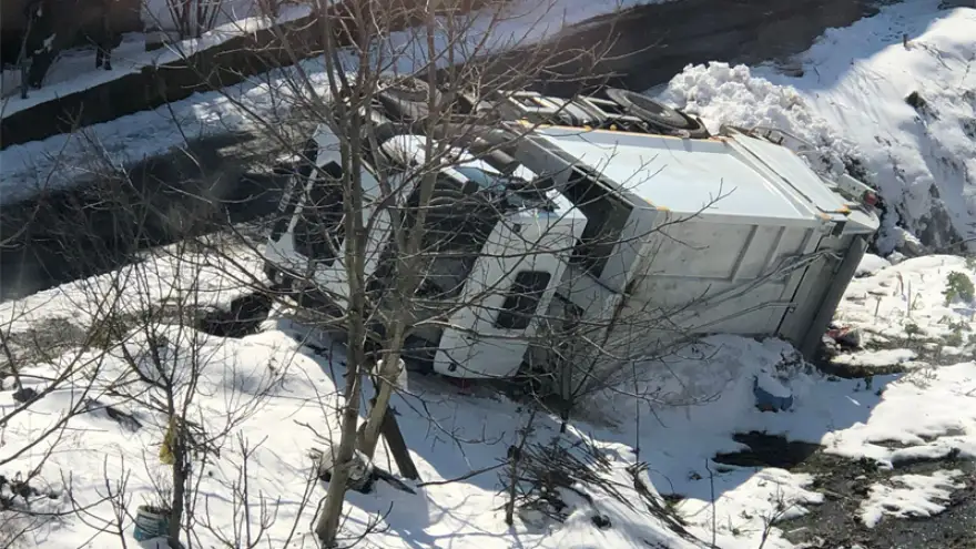 Çöp kamyonu kayarak tarlaya uçtu...