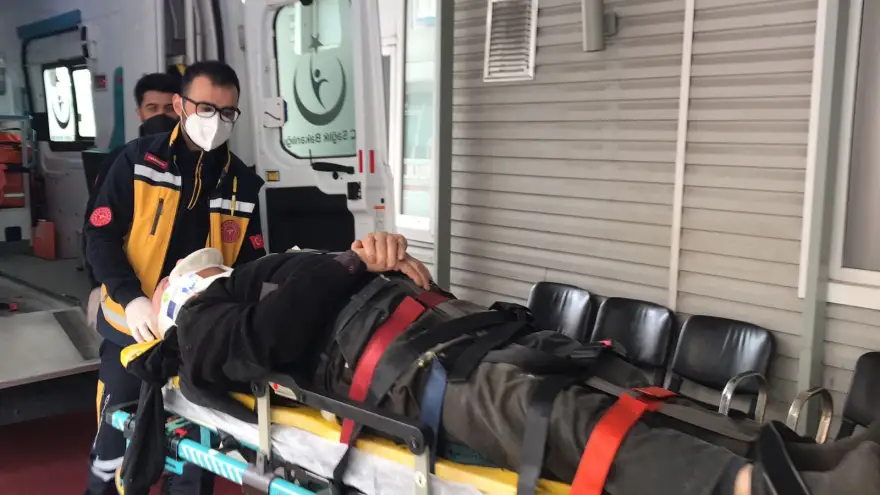 Dereden geçmeye çalışırken düşerek yaralandı