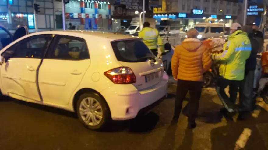 Moto kurye ile otomobil carpıştı