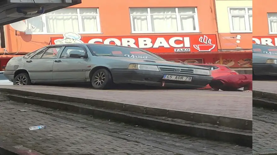 Direksiyon hakimiyetini kaybetti, kaldırıma çıktı