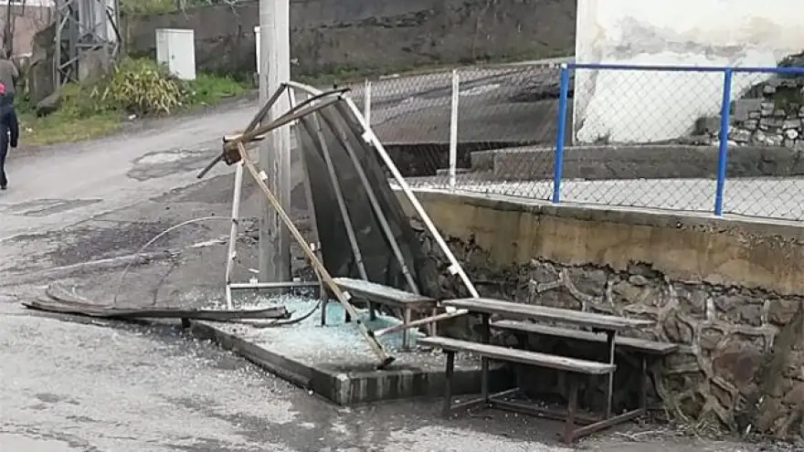 Kamyonun çartığı yolcu otobüsü kullanılamaz hale geldi