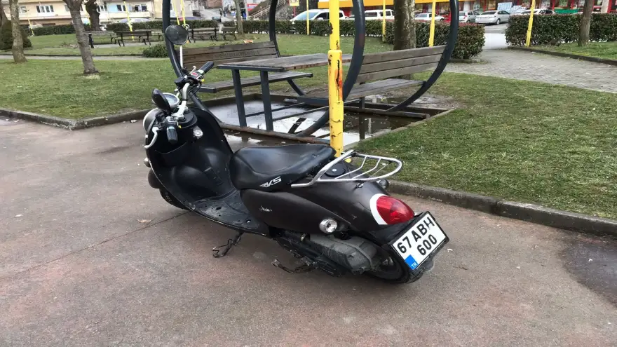 Kiraladığı motosikletle kaza yaptı