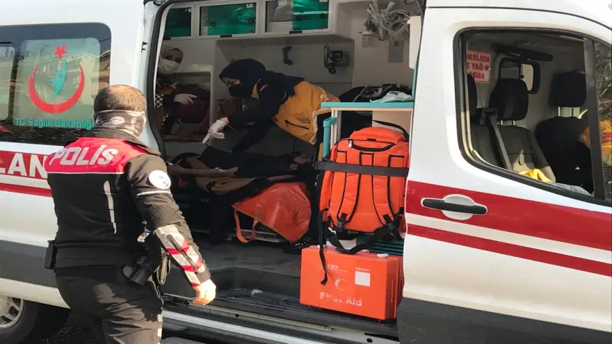 Annesiyle tartıştı, kendisini bıçakladı