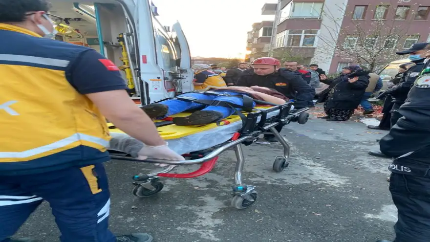 Freni boşalan arabayı durdurmak isterken yaralandı