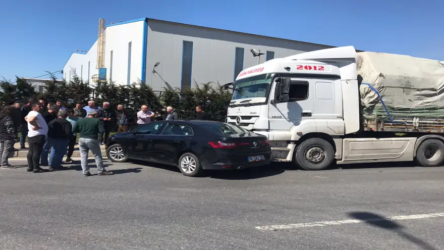 Otomobil ile tır çarpıştı