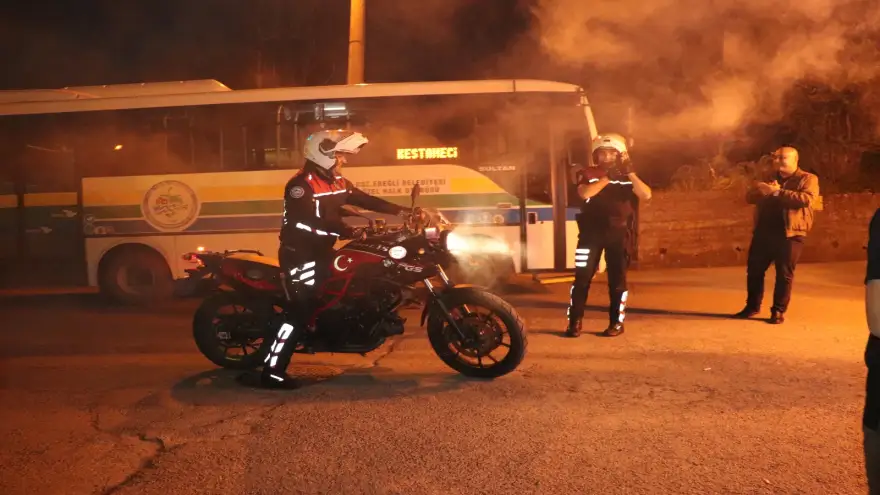 Kavga var diye gittiler, meşalelerle karsilandilar 