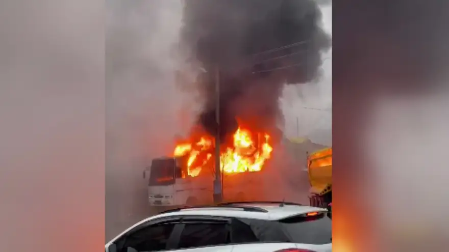 Midibüs alev alev yandı 