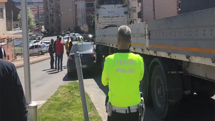 Hatalı park nedeniyle tır dönemeyince trafik kilitlendi 