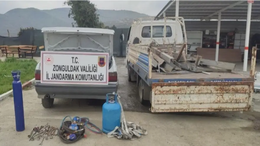 Elektrik direği demirlerini çalan 4 kişi yakalandı