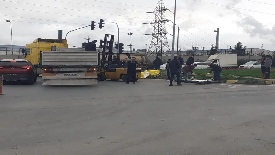 Kavşağa hızlı girdi... Dorsede ki saçlar yola döküldü