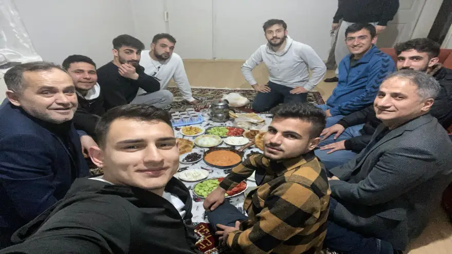 Sahur davetinde öğrencilerin misafiri oldular