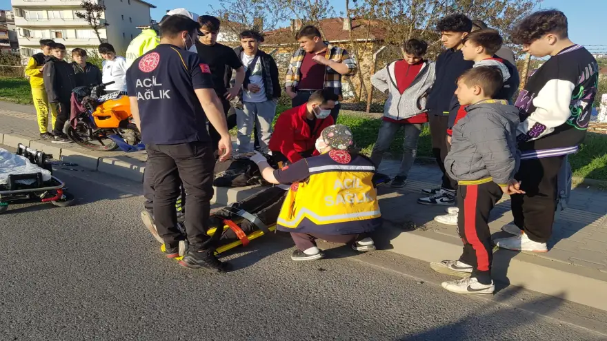 Motosiklet sürücüsü otomobile çarptı 