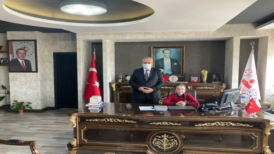 Kaymakam Yapıcı koltuğunu minik Tuğçe Naz'a devretti 