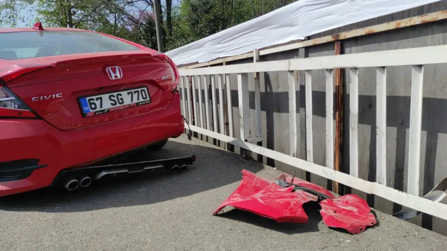 Kaza yapan sürücü köprü korkuluklarında durabildi