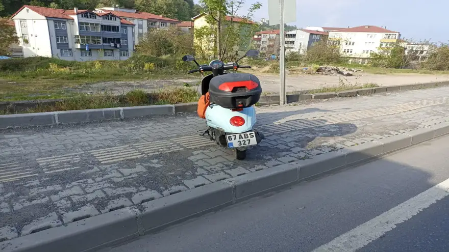 Motosiklet ile otomobil çarpıştı...