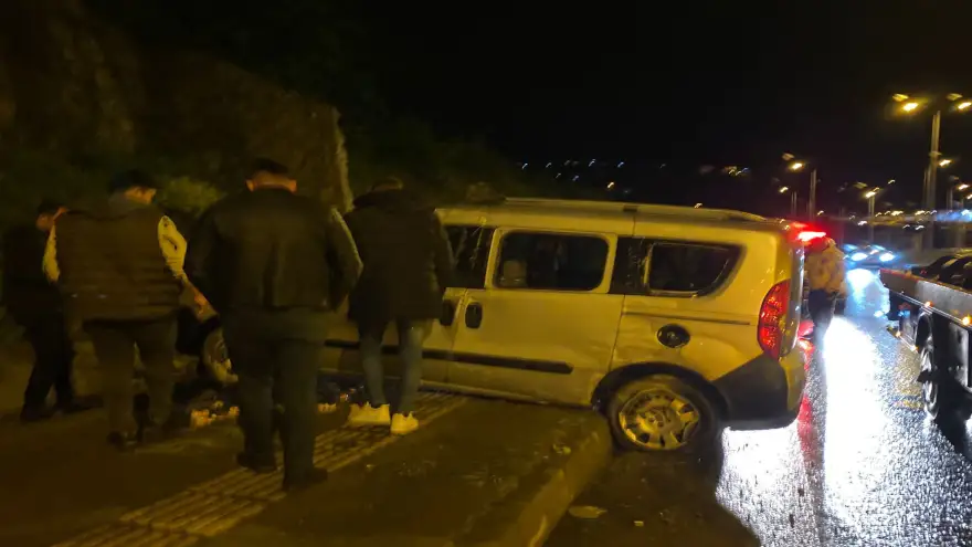 Virajı alamadı, kaldırıma çıktı...