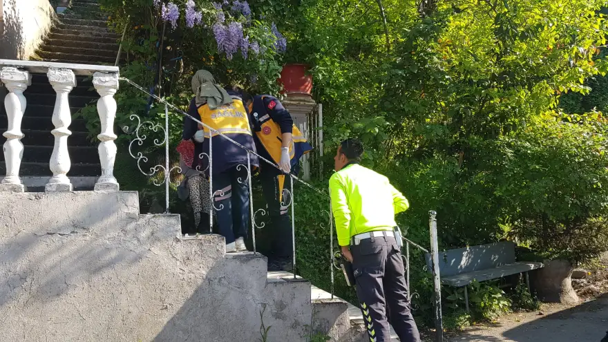 Saldırgan genç ailesine ve çevredeki araçlara zarar verdi...