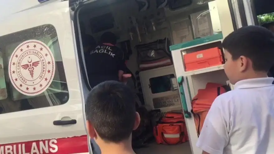 Boğazına yabancı cisim kaçan bebek hastaneye kaldırıldı