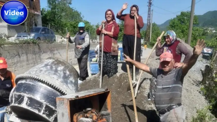 Kadınlar ve erkekler imece uslu çalışıyor