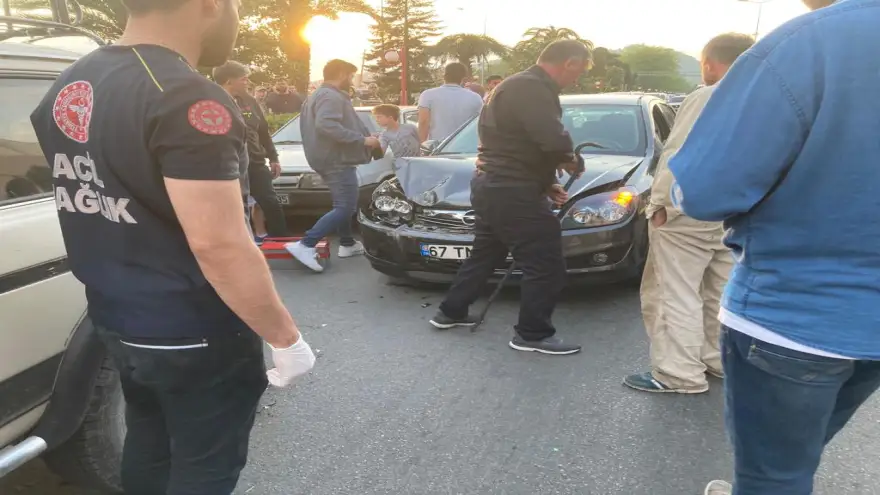 Zincirleme trafik kazası, 3 araç hasar gördü...