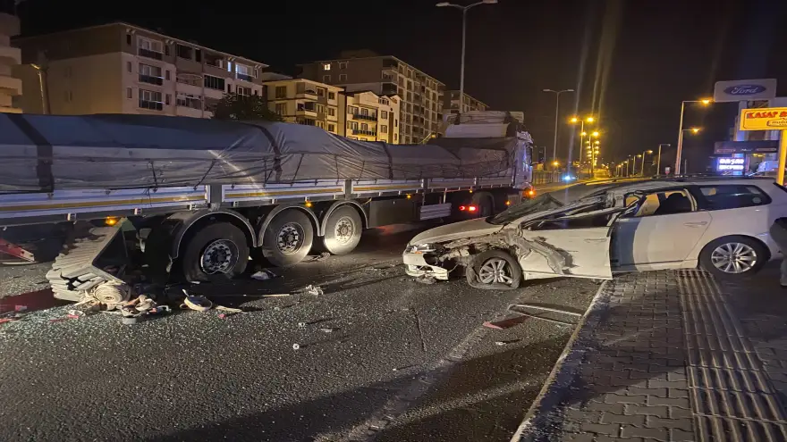 Tır ile otomobil çarpıştı: 2 Yaralı