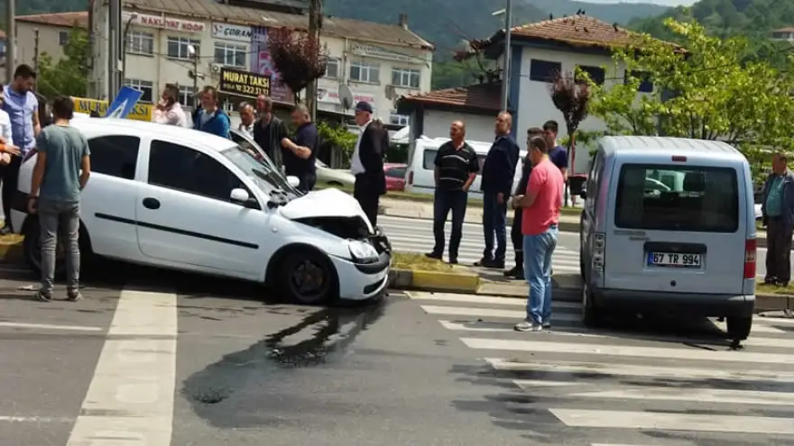 İki otomobil çarpıştı: 1 Yaralı