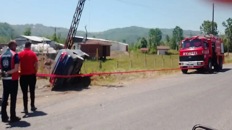 Otomobil devrildi sağlık ve itfaiye ekipleri sevk edildi...