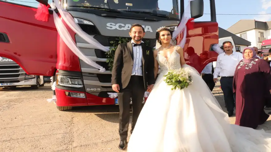 Gelin arabasını otomobil yerine TIR yaptı...