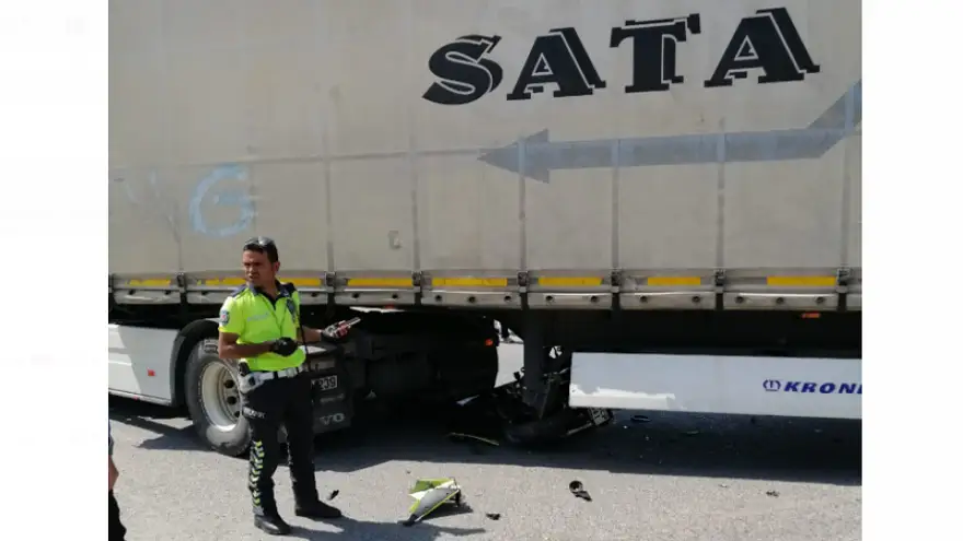 Hareket halindeki tırın altına girdi...