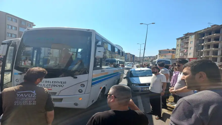 Ereğli'de halk otobüsü ile otomobil çarpıştı