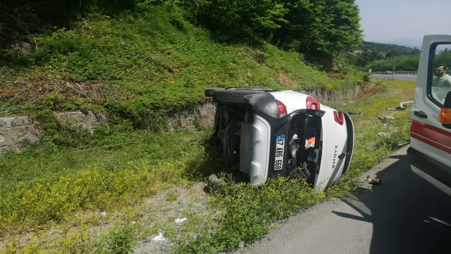 Takla atan otomobilde 2 kişi yaralandı
