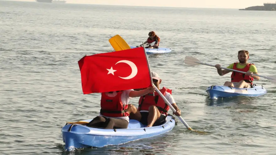 Öğrenciler, diplomalarını denizden aldı...