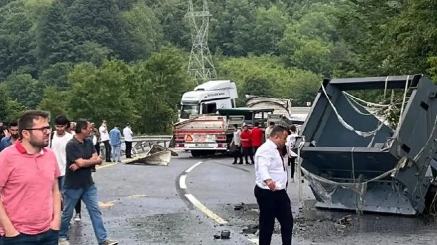 Tırdan kopan trafo yola düştü.