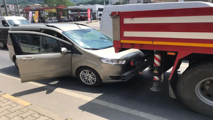 Tırın dorsesine arkadan çarptı