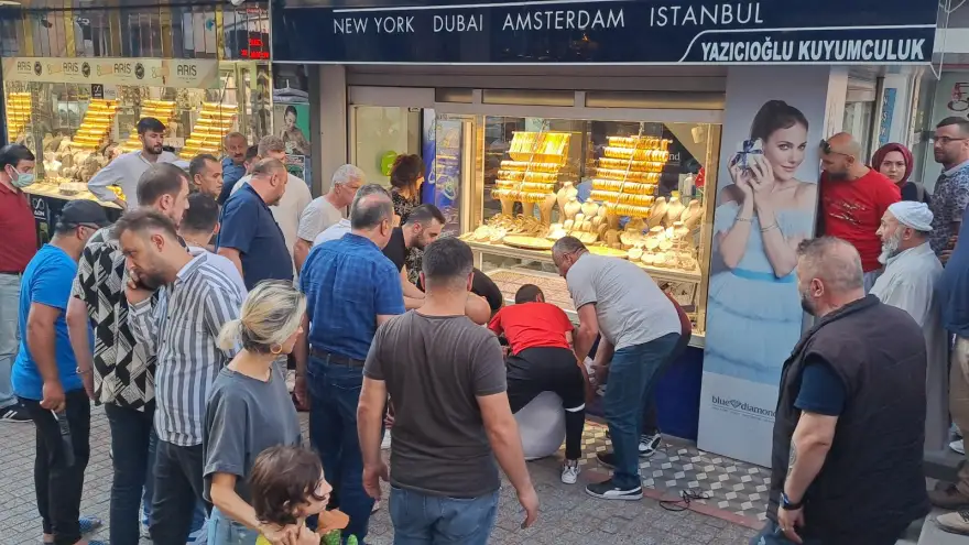 Demir sandalye ile başından darbe aldı, kanlar içinde kaldı..