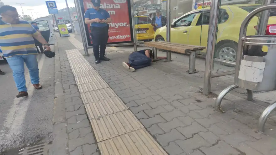 Alkolün etkisiyle bayıldı, yolda uyuya kaldı...