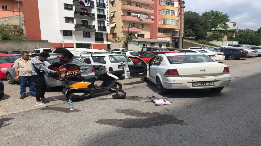 Motor kurye otomobille çarpıştı...