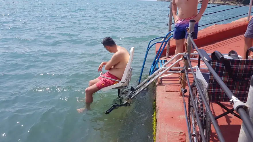 Özel bireyler denize girmenin keyfini yaşıyor...