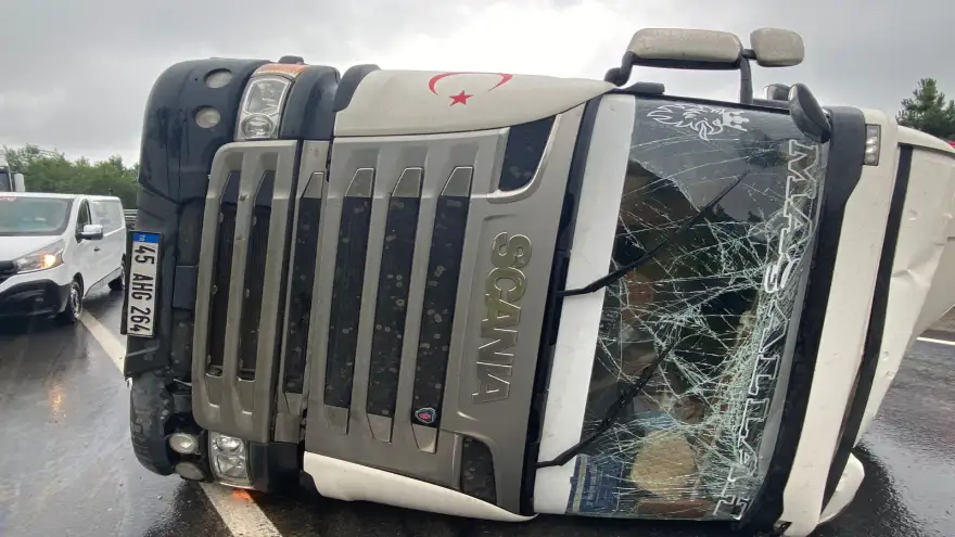 Kum yüklü tır devrildi...