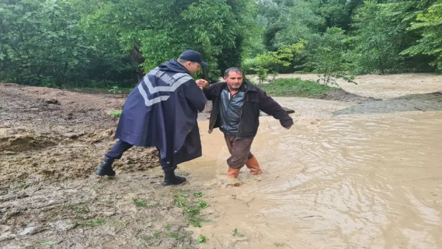 Jandarma mağdur olan vatandaşlara yardım için sahada..