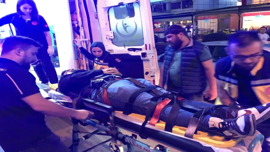 Motosiklet ile otomobil çarpıştı...