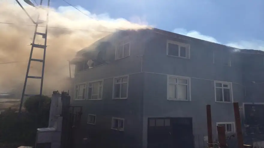 Evin çatısında çıkan yangın kısa sürede söndürüldü